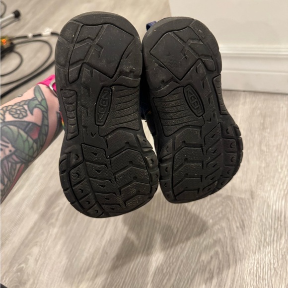 Kids keen size 12 running shoes - Picture 2 of 6